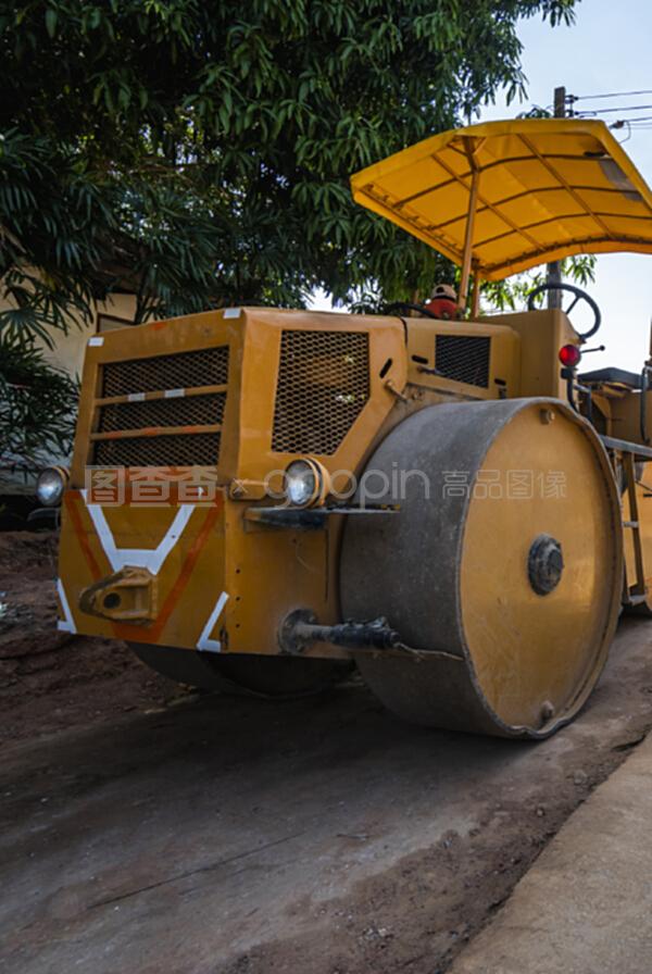 在新道路工地上工作的压路机。在高速公路上工作的重型机械。