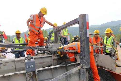 今天,平武高速路面试验段施工正式启动,2022年底通车